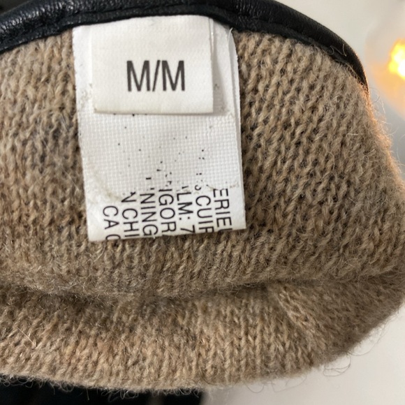 Black 100% leather/lamb wool women’s gloves zipper detail and heart 💜 charm Med. - Picture 6 of 8